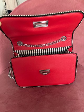 Bolso rojo con cadena plateada