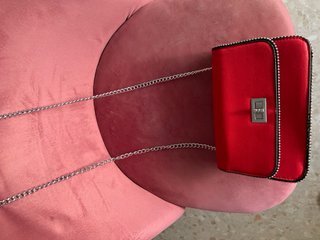 Bolso rojo con cadena plateada