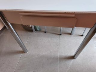 Mesa extensible de cocina con cajón.