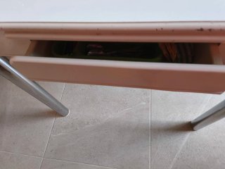 Mesa extensible de cocina con cajón.