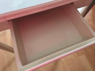 Mesa extensible de cocina con cajón.