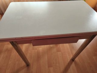 Mesa extensible de cocina con cajón.