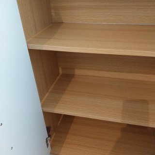 Mueble auxiliar blanco y madera