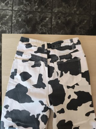 Pantalones vaqueros estampado vaca.