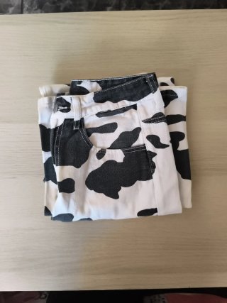 Pantalones vaqueros estampado vaca.