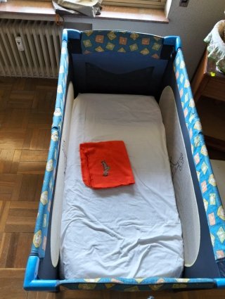 Cuna de viaje azul con estampado