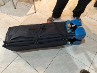 Cuna de viaje azul con estampado