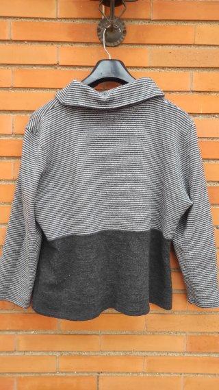 Jersey cuello alto rayas gris y negro