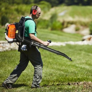 Soplador de Hojas de Mochila, Soplador de Hojas de Gas de 52CC y 2 Tiempos con Tanque de Combustible de 1.37L, Volumen de Aire de 480CFM y Velocidad de 175MPH, Ideal para Cuidado del Césped, Limpi...
