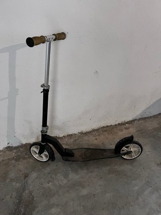 Patinete plegable negro y blanco