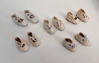 5 pares de zapatos para muñecas (varios modelos)