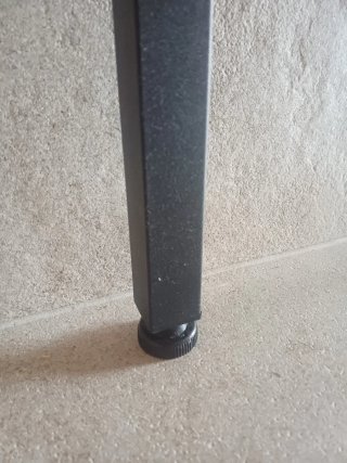 Mesa alta negra estilo industrial