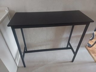 Mesa alta negra estilo industrial