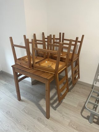 Mesa y 4 Sillas de Madera