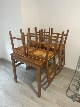 Mesa y 4 Sillas de Madera