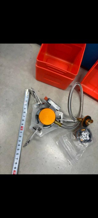 Hornillo de camping naranja y plateado