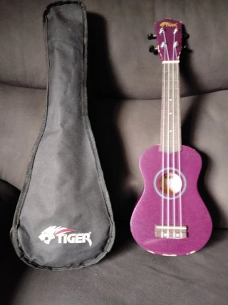 Ukelele morado Tiger con funda