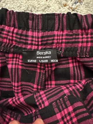 Pantalón de vestir Bershka cuadros rosa y negro