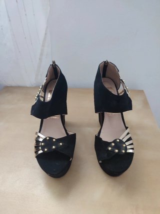 Sandalias de tacón negras y doradas