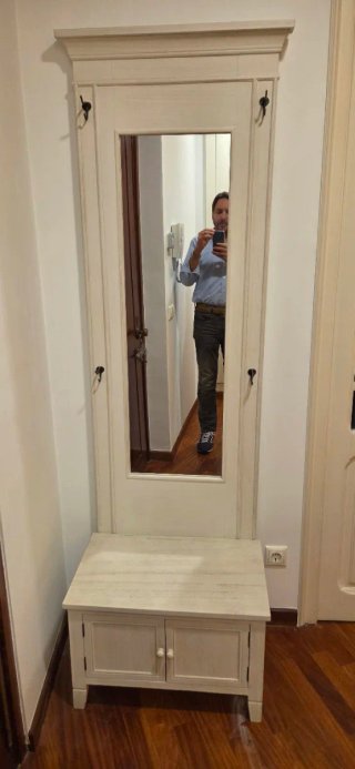 Mueble recibidor con espejo y banco, de madera
