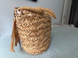 Capazo de playa con flecos y abalorios