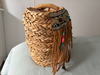 Capazo de playa con flecos y abalorios