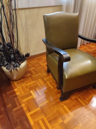 Sillón vintage madera maciza con desgaste