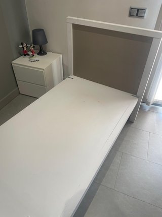 Cama blanca con cajón inferior