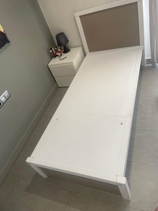 Cama blanca con cajón inferior