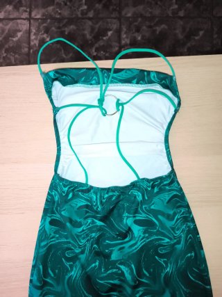 Vestido largo ajustado verde y turquesa.