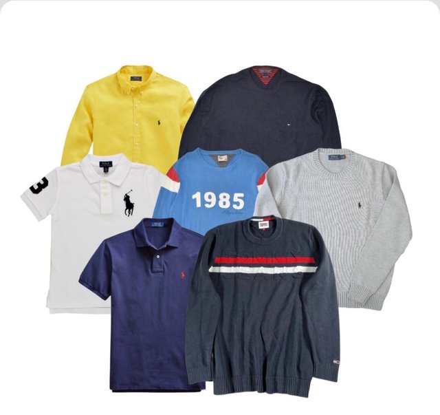 Vestiti vintage di vari marchi famosi.