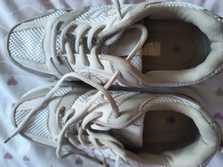 Deportivas grises y blancas