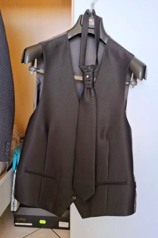 Completo elegante uomo nero