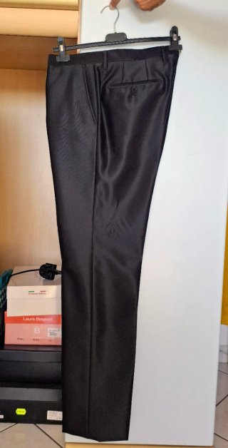 Completo elegante uomo nero