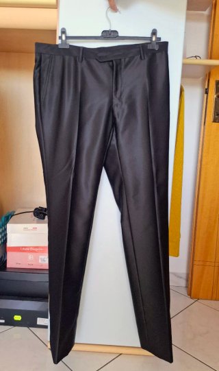Completo elegante uomo nero