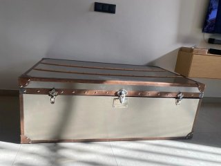 Baúl metálico cuero y madera 1,30 cm x 80 cm x 45