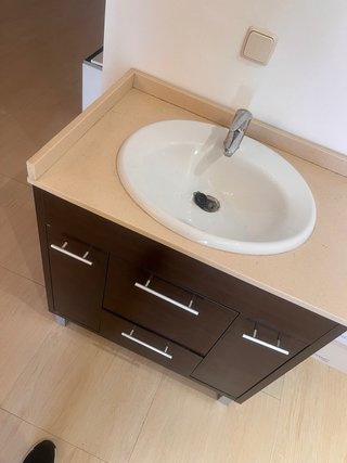 Mueble de baño con lavabo y encimera
