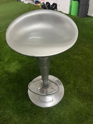 Taburete de bar gris con palanca elevable