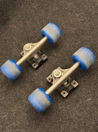 Ejes de skate con ruedas azules