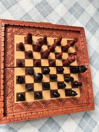 Tablero de ajedrez de madera tallada