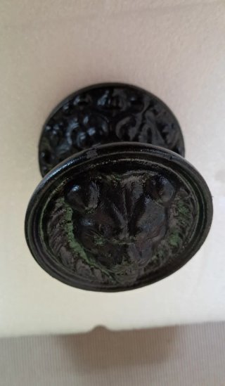 Pomo de hierro. O pieza de aldabon.Pesa 620 gramos