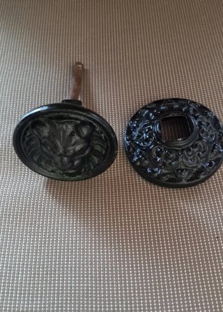 Pomo de hierro. O pieza de aldabon.Pesa 620 gramos