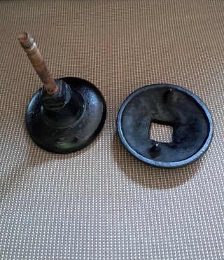 Pomo de hierro. O pieza de aldabon.Pesa 620 gramos