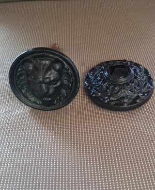 Pomo de hierro. O pieza de aldabon.Pesa 620 gramos