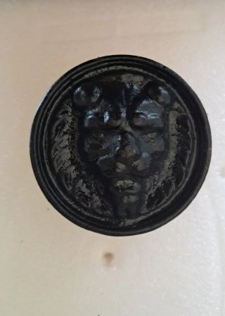 Pomo de hierro. O pieza de aldabon.Pesa 620 gramos