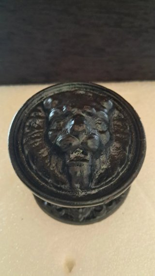 Pomo de hierro. O pieza de aldabon.Pesa 620 gramos