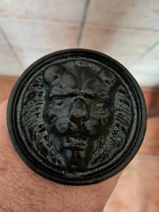 Pomo de hierro. O pieza de aldabon.Pesa 620 gramos