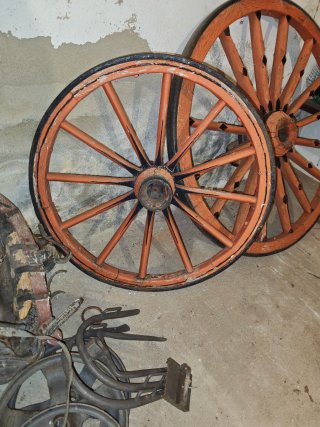 Ruedas de carro antiguas de madera