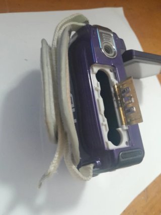 Cámara de fotos morada con diseño paisley