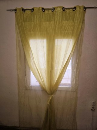 Cortinas amarillas con ojales